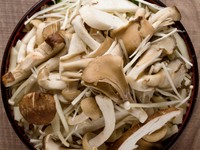 香り高いキノコをシンプルに味つけた『5種きのこバター』