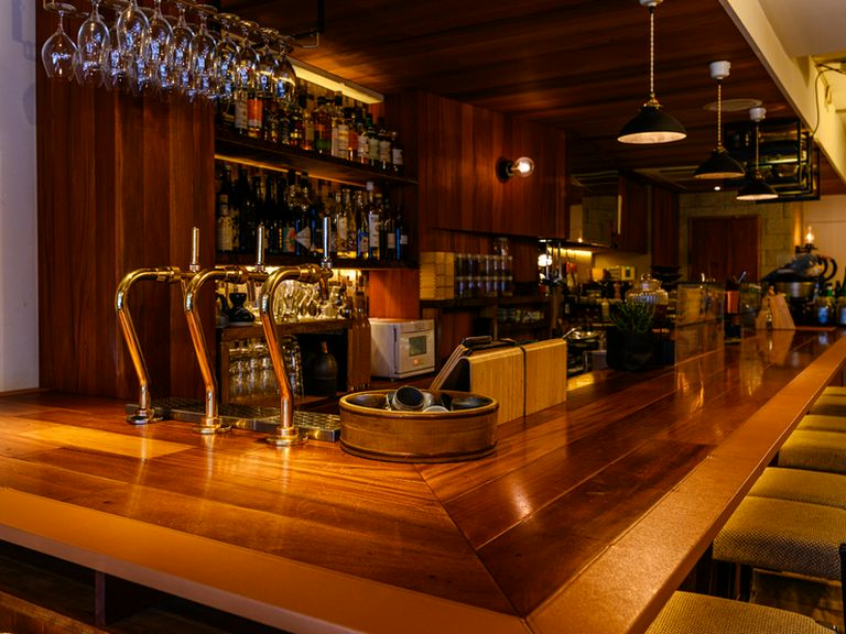 都心のオアシス。おいしい料理と雰囲気を楽しめるカウンター席