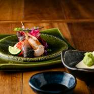【東京料理 アネモネ】は、和食＆居酒屋定番メニューを、ジャンルレスに進化させた一軒。旬の食材を使ったオリジナルメニューは日によって変わるので、常に新しい発見が楽しめます。