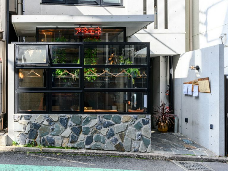 ジャンルレスの料理と、こだわりのお酒を楽しめる大人の酒場