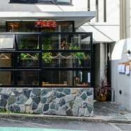 京王井の頭線神泉駅から徒歩4分。裏渋谷通り沿いにあるのが【東京料理 アネモネ】です。オシャレな外観と内装。和食をメインとしたジャンルレスの料理と、こだわりのお酒を楽しめる大人の酒場です。