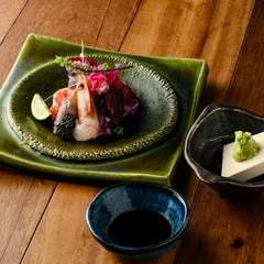 新鮮なこだわりのネタを贅沢に。海の幸を満喫できる一皿『刺身盛り合わせ（1人前）』