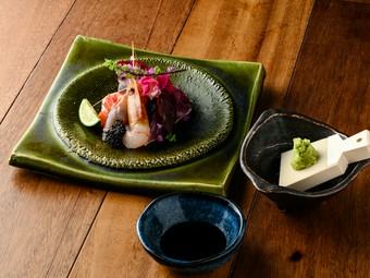 新鮮なこだわりのネタを贅沢に。海の幸を満喫できる一皿『刺身盛り合わせ（1人前）』