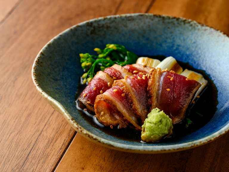 下仁田ネギとワサビが良いアクセント。八方汁と九州の甘口醤油で漬け込んだ逸品『鴨わさ』