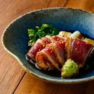 厳選して仕入れた新鮮な鴨肉を使い、毎日引く出汁で仕込んだ八方汁と九州の甘口醤油で漬け込んだ逸品。下仁田ネギとワサビが良いアクセントになっています。