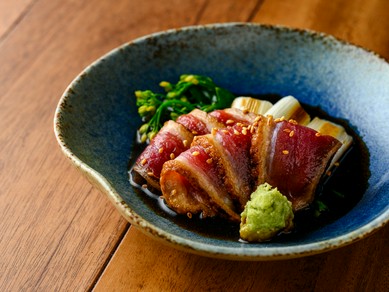 下仁田ネギとワサビが良いアクセント。八方汁と九州の甘口醤油で漬け込んだ逸品『鴨わさ』