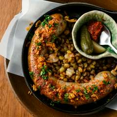 クラフトビールやワインと共に、仲間とシェアするのにもオススメ『鉄板焼・30cmソーセージ』