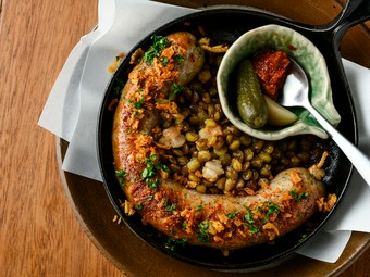 クラフトビールやワインと共に、仲間とシェアするのにもオススメ『鉄板焼・30cmソーセージ』