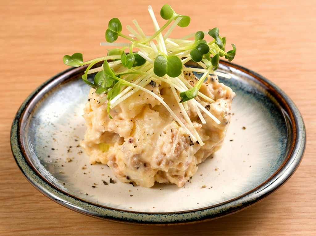 酒盗や白味噌を使った『酒呑みのポテトサラダ』はしっかりとした食べ応えと、濃い旨みが特徴