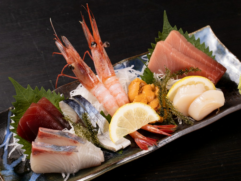 新鮮そのもの！店主自ら目利きした旬の魚介をおまかせで堪能できる『刺身盛合わせ』