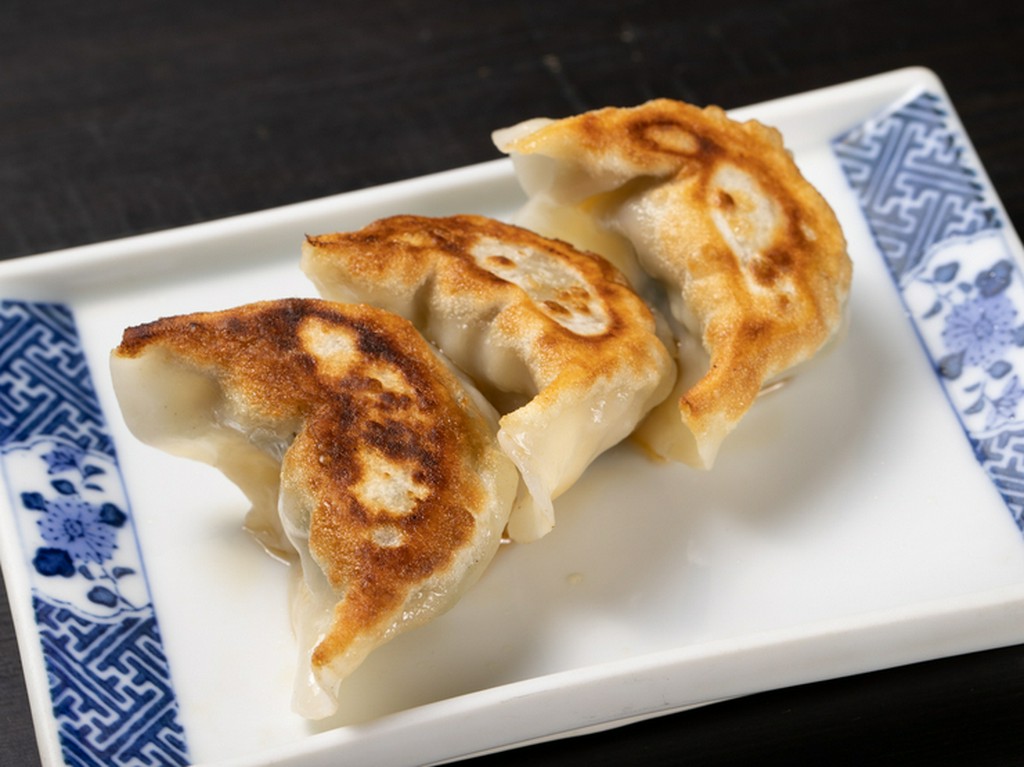 大人気！モチモチの皮に、甘くて旨みたっぷりのタネが包まれた『自家製餃子』