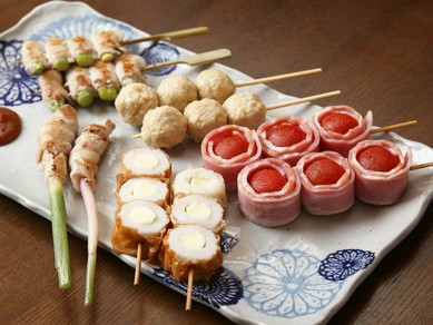 新鮮な鶏肉、豚肉や旬の野菜を定番の串焼で堪能できる『串焼き盛り合わせ』