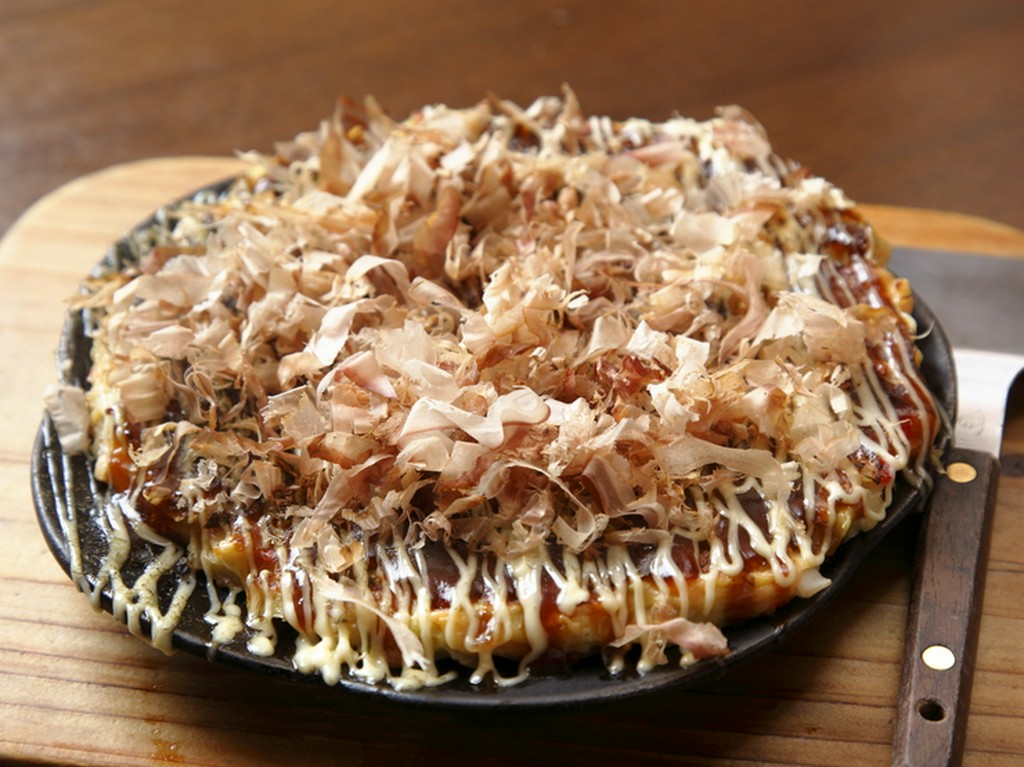 特製ソースにマヨネーズ、たっぷりのかつお節。アツアツでおいしくいただく『お好み焼き』