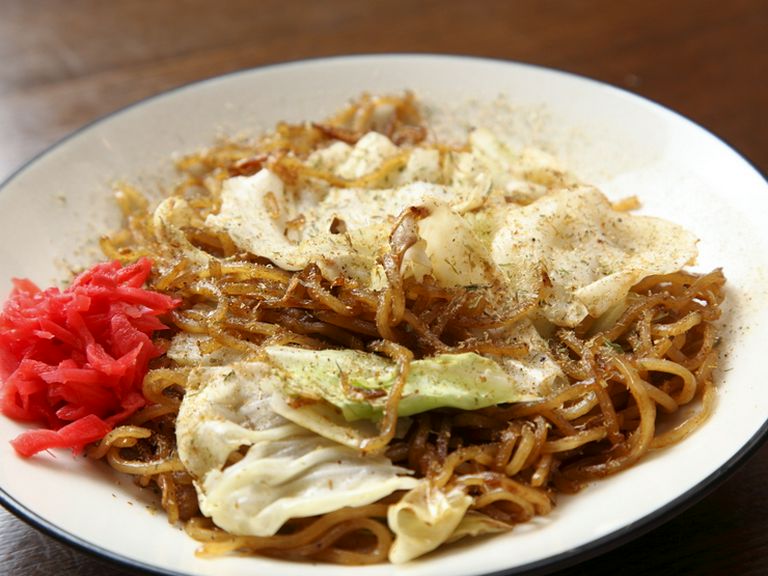 こだわりの麺と特製ソースの絶妙な組み合わせ。鉄板メニューの定番『焼きそば』