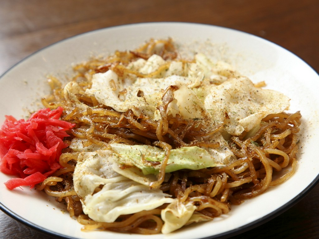 こだわりの麺と特製ソースの絶妙な組み合わせ。鉄板メニューの定番『焼きそば』