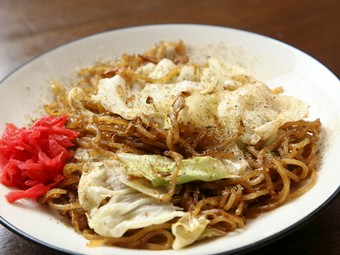 こだわりの麺と特製ソースの絶妙な組み合わせ。鉄板メニューの定番『焼きそば』