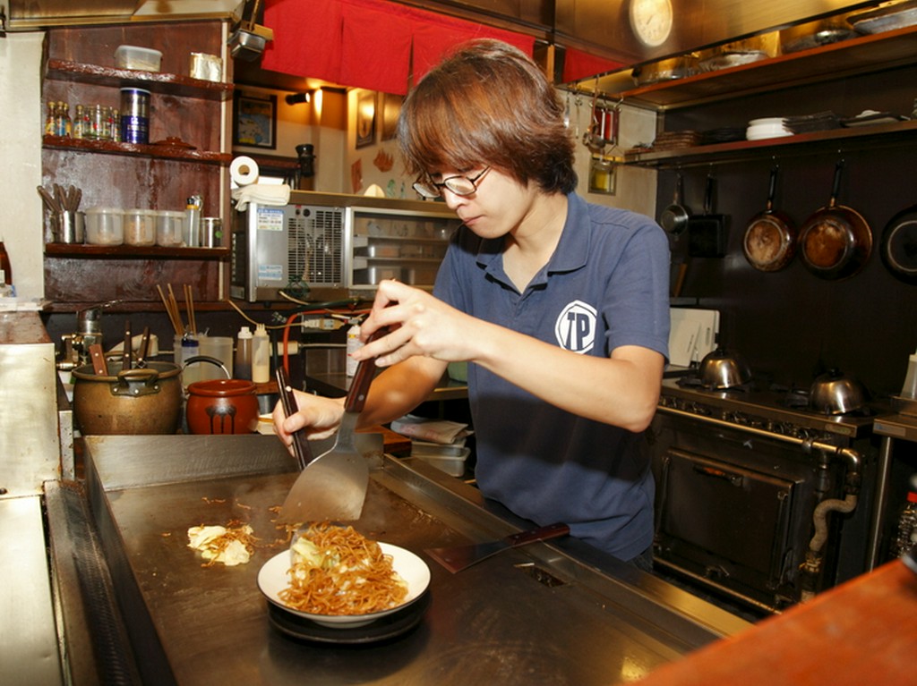 屈託のない笑顔と丁寧な対応で、店の看板娘である田中氏