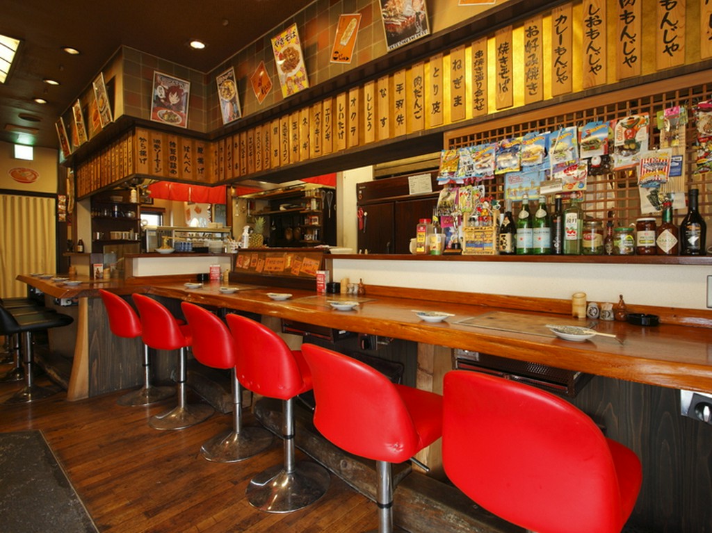 カウンター席で食事を。お1人さまでも入りやすい店