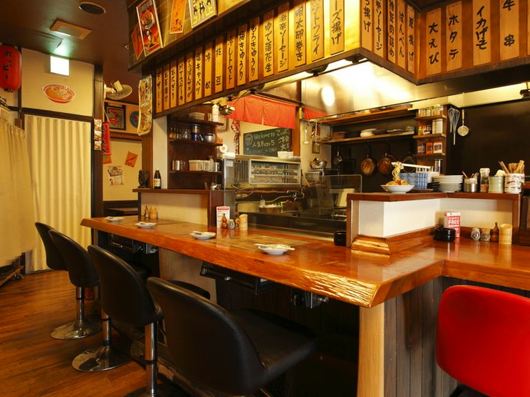 目の前での調理が圧巻!1人でも楽しめるカウンター席