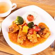 米麹で漬け込んだ鶏肉をじっくり柔らかく煮込みました。KISETSUの看板メニューです。