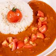 普通のカレーとは別に作った、このメニューのためだけのカレーです。トマト好きな方はぜひ一度お試しあれ。
