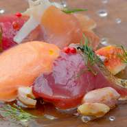 シェフ自らが中央市場に出向き、自身の目で見て食材を仕入れています。また地元の契約農家など、信頼できるパートナーからも直接仕入れているので、旬で良いものだけが厳選されています。 