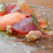 濃厚な甘さとさわやかな風味がたまらない京都城陽のイチジクと、新鮮なカツオを贅沢に使用した一皿。コース料理の一品となります。季節や仕入れ状況によりメニューは変わります。
