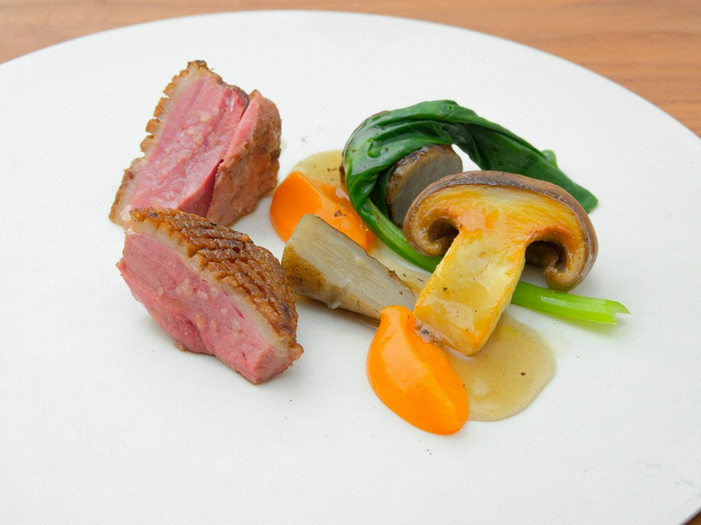 脂がしっかりのったフランスシャラン産小鴨をこんがり焼いて『シャラン産小鴨ロースト』