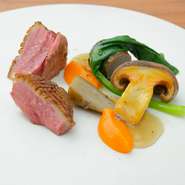 皮はカリッと、身はジューシーに。脂がしっかりのったフランスシャラン産小鴨をこんがり焼いた逸品。コース料理の一品となります。季節や仕入れ状況によりメニューは変わります。