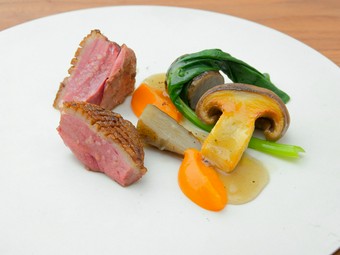 脂がしっかりのったフランスシャラン産小鴨をこんがり焼いて『シャラン産小鴨ロースト』