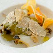 やわらかく鮮度抜群の鮑と、地元産里芋をオイルに漬けてコンフィに。風味豊かな味わいが特徴です。コース料理の一品となります。季節や仕入れ状況によりメニューは変わります。