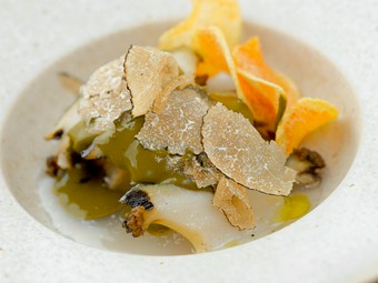 風味豊かな味わい。やわらかく新鮮な鮑と地元産里芋をオイルに漬けて『やわらか鮑と里芋のコンフィ』