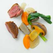 シェフが自ら中央市場に出向き、自身の目で見て食材を仕入れています。また地元の契約農家など、信頼できるパートナーからも直接仕入れているので、旬で良いものだけが厳選されています。 