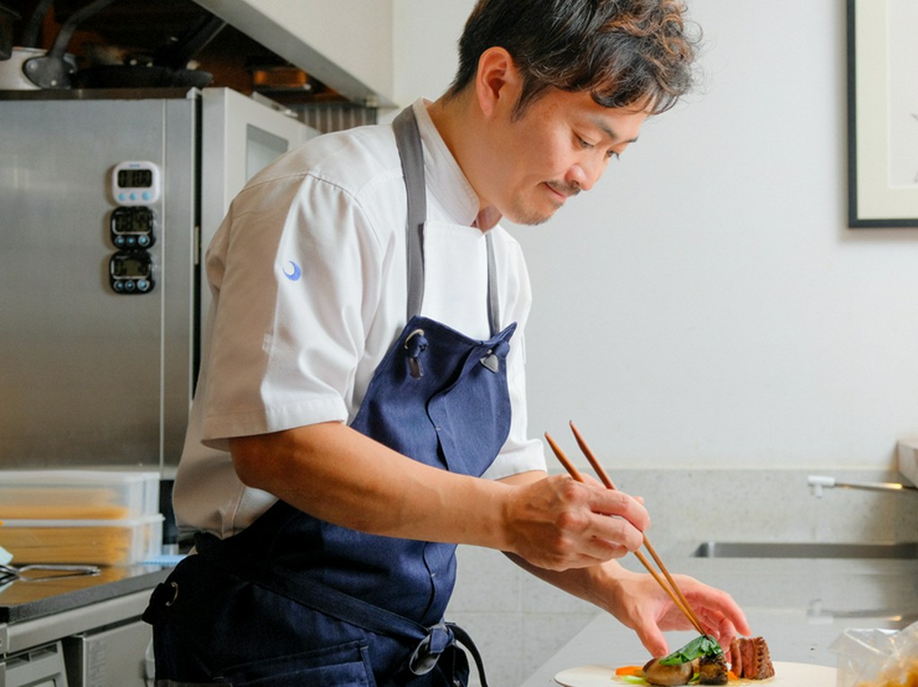 キッチンから全ての来店者に気配り。最高のひとときを提供