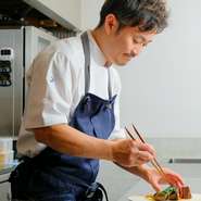 来店された方が食事だけでなく、思い思いにゆっくり過ごせる空間を提供。キッチンから全ての方への気配り、目配りを大切にし、最高のひとときとなるように努めています。