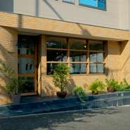 松井山手駅徒歩7分。閑静な住宅地にあるオシャレな建物が【mane】です。イタリアで修業したこともあるシェフがつくる、地元食材を使ったイノベーティブなイタリア料理店です。