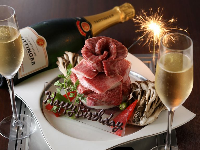 バラの花のような肉ケーキで、記念日のお祝いを華やかに演出