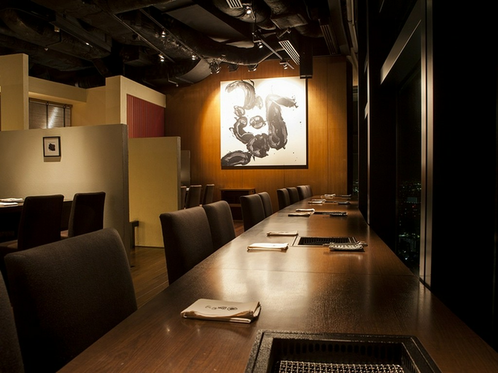 ほの暗い窓際のカウンター席で、夜景を眺めながら優雅なデート