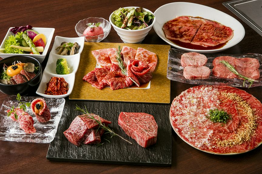 接待や会食、宴会などに最適。贅沢なコースメニューを多数用意