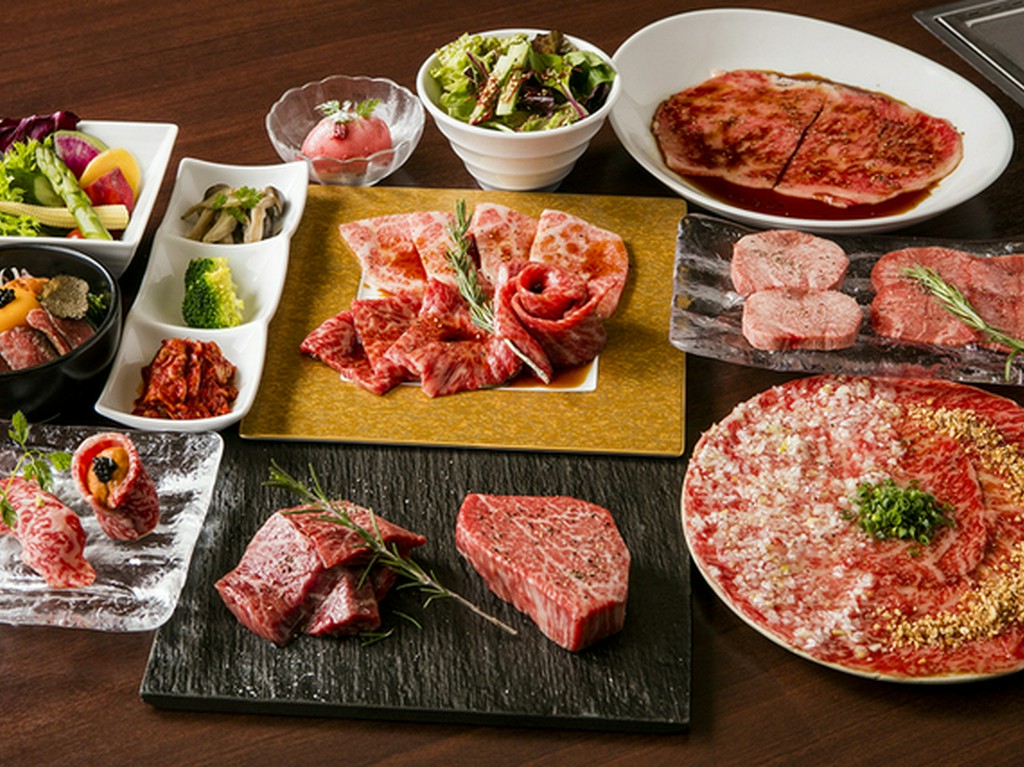 接待や会食、宴会などに最適。贅沢なコースメニューを多数用意