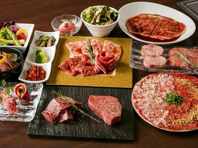接待や会食、宴会などに最適。贅沢なコースメニューを多数用意