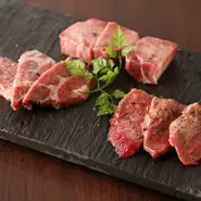 柔らかくジューシーな焼肉は、ワインとの相性抜群。選び抜いたワインが牛肉の味わいを引き立て、相乗効果でさらなる美味しさを生み出します。カジュアルに楽しめるグラスワインも揃っています。
