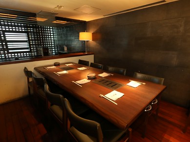 窓際のテーブル席はゆったりとプライベート感が充実