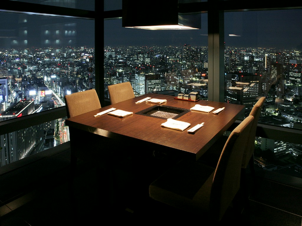 地上215mから見渡す、宝石をちりばめたような夜景にうっとり