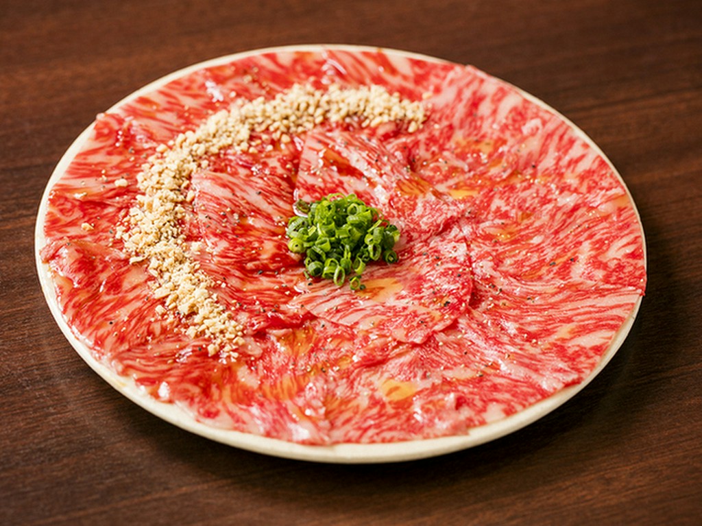 とろける食感がたまらない『日本一のサーロイン・ユッケ　ハーフ＆ハーフ』