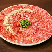 きめ細やかなサシが入った和牛サーロインを使用したユッケ。生食ならではの柔らかい食感と甘みのある味わいが絶妙です。塩とタレのハーフ＆ハーフで、2種類の味付けを楽しめるのも魅力。
