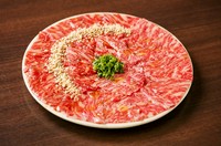 とろける食感がたまらない『日本一のサーロイン・ユッケ　ハーフ＆ハーフ』