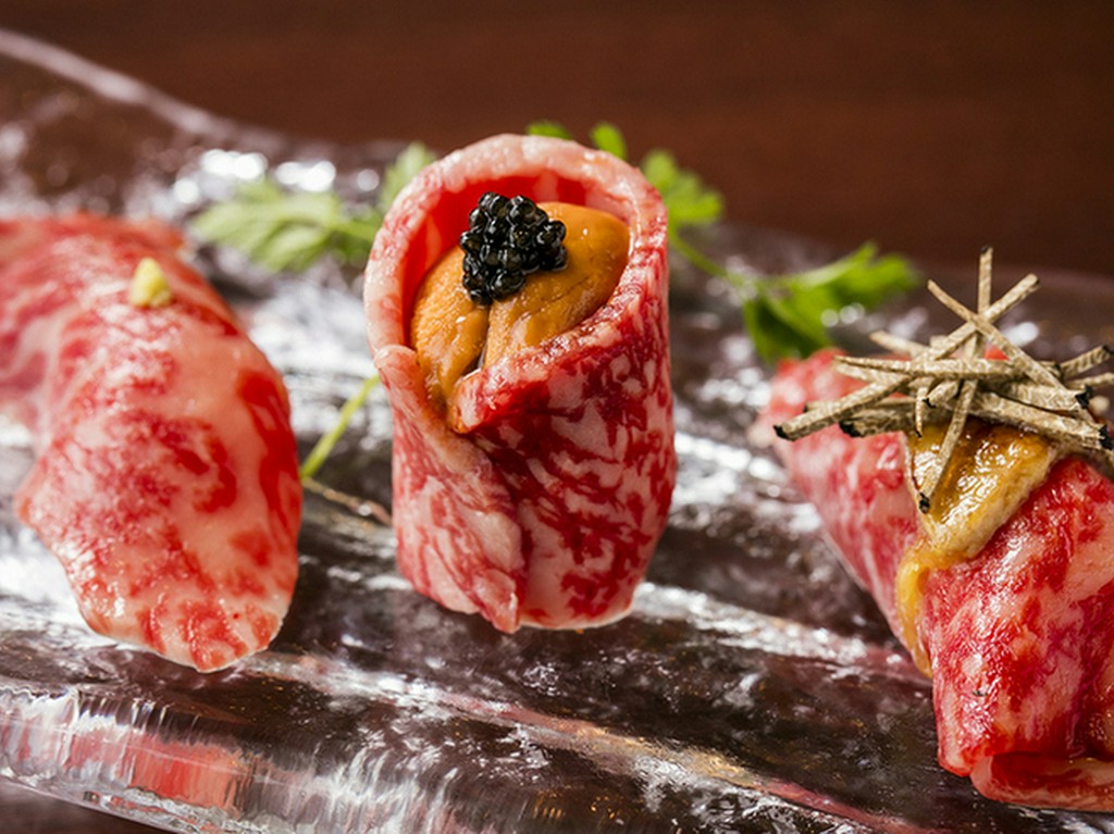 高級食材を惜しみなく使った『牛肉寿司3貫おまかせ盛り』