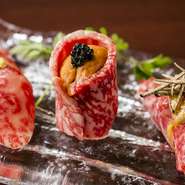 『和牛の雲丹キャビア寿司』や『和牛のフォアグラ寿司』など、高級食材を贅沢に使った握りの数々。和牛の濃厚な味わいとご飯が口の中で溶け合い、抜群の一体感を奏でます。
