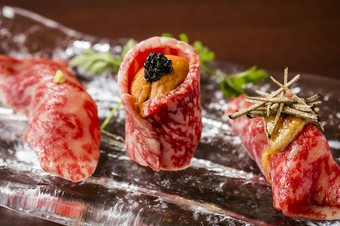 高級食材を惜しみなく使った『牛肉寿司3貫おまかせ盛り』